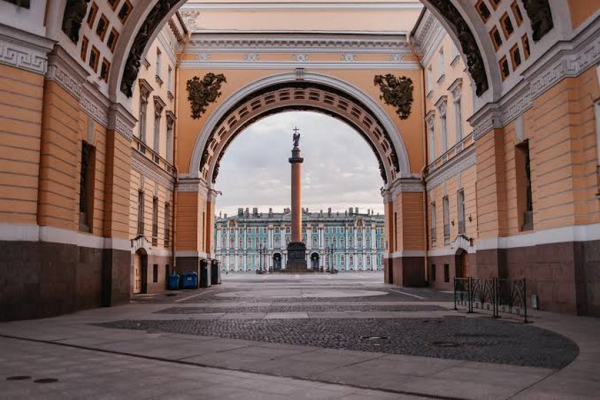 Quảng trường Cung điện St. Petersburg: cột Alexander, lịch sử và kiến trúc