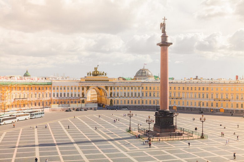 Quảng trường Cung điện St. Petersburg có gì nổi bật?