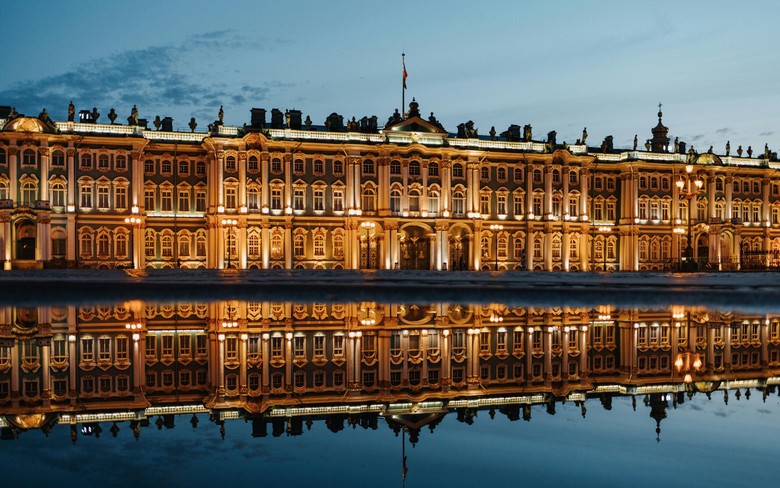 Quảng trường Cung điện St. Petersburg có gì nổi bật?