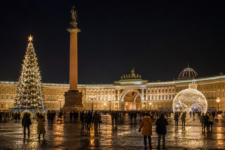 Quảng trường Cung điện St. Petersburg có gì nổi bật?